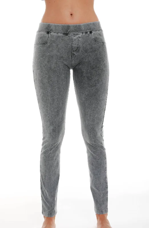 Acid - wash women jeans with a retro finishLow Rise Jegging In Charcoal