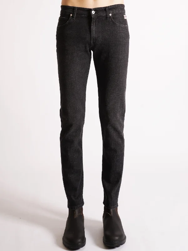 Mom jeans for a nostalgic and casual lookDenim Slim Fit Nero