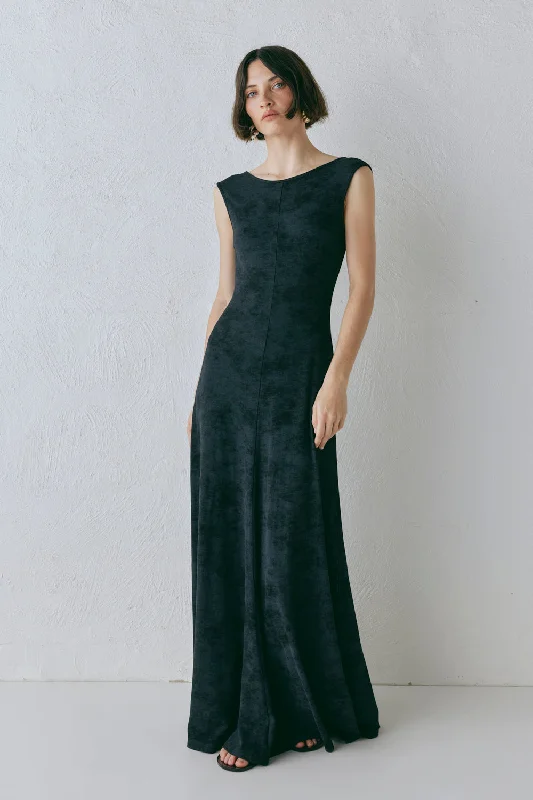 Pleated Women Dress with a Timeless and Elegant TexturePleated Women Dress with a Timeless and Elegant TextureKemi Maxi Dress Black