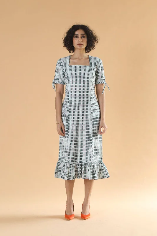 Halter Neck Women Dress to Show Off the Shoulders and NecklineHalter Neck Women Dress to Show Off the Shoulders and NecklinePure Cotton Classic Checkered Dress